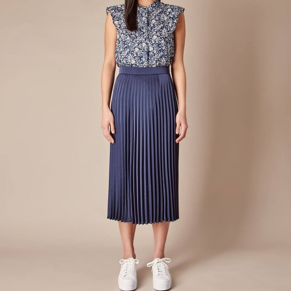 Size 8 Navy Pleated Luminism skirt by Judith & Charles (made in Canada)